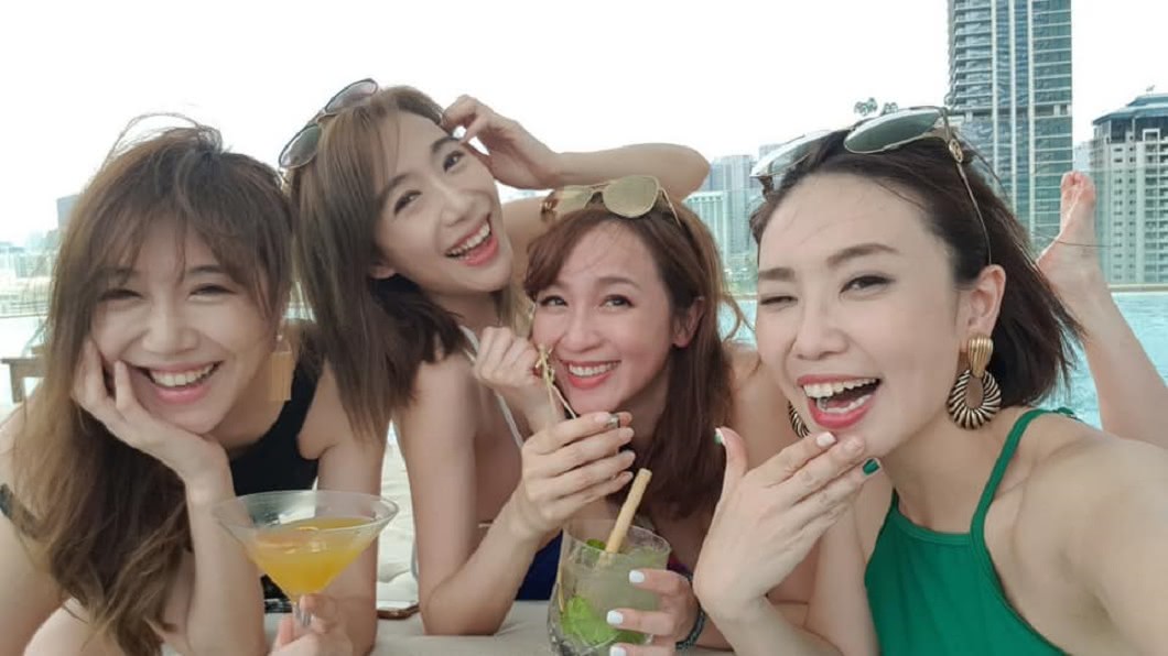 「最美雙胞胎」超辣比基尼大解放！　渾圓美胸包不住