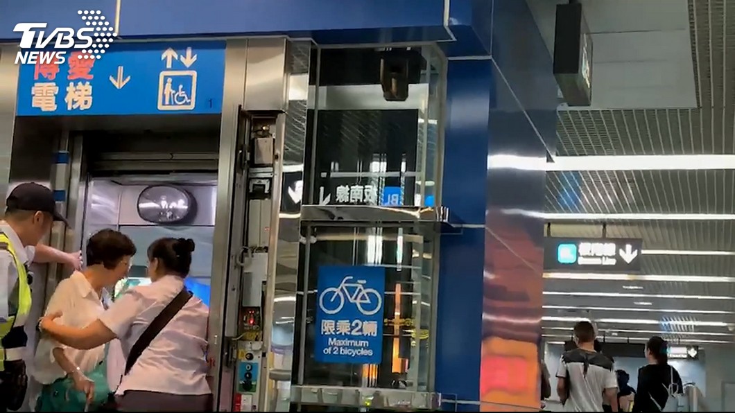 有網友於書社團說自己搭捷運去上班,在葫洲站2號出口和另位男性搭乘電梯電梯關門後竟很快地下墜。(示意圖/TVBS資料照)