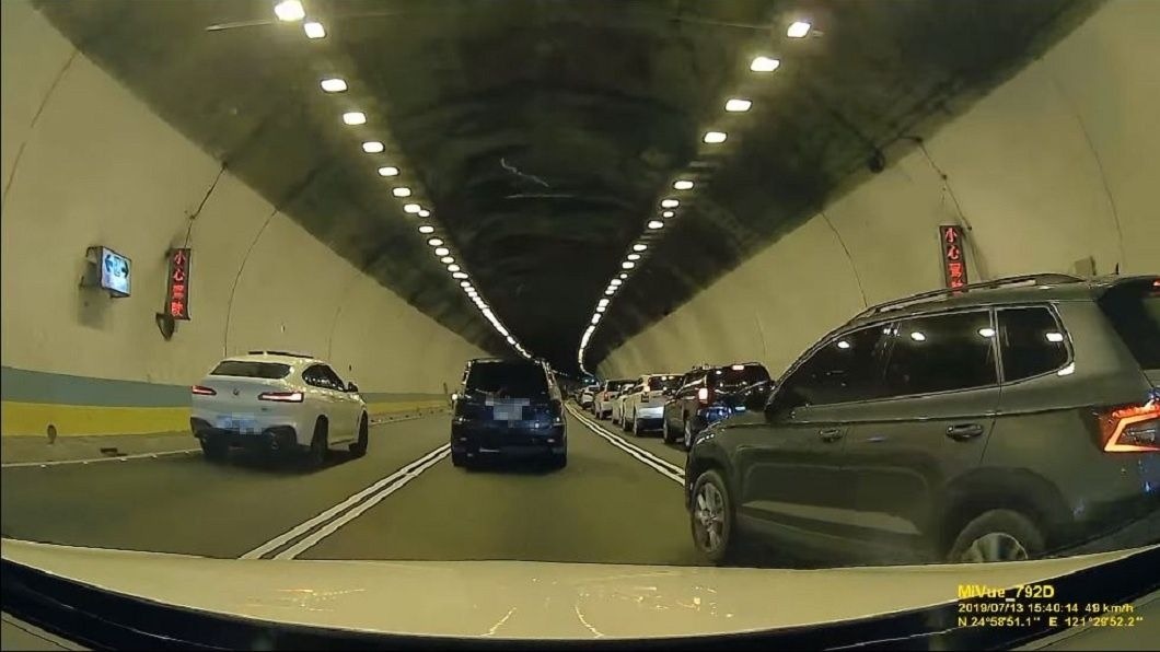 最外側的灰色轎車見前方車輛堵住,突然整個往左切入中線車道。(圖/翻攝自爆怨公社)