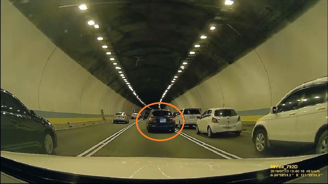 後方駕駛險些撞上這輛黑色轎車。(圖/翻攝自爆怨公社)