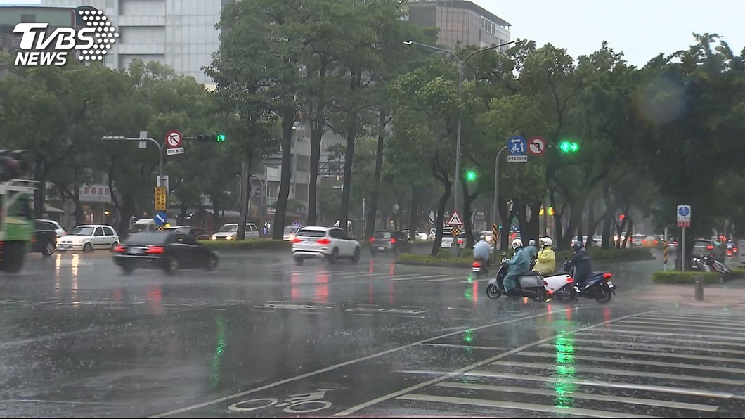 丹娜絲「分身」引西南風擾台　雨彈狂襲中南部