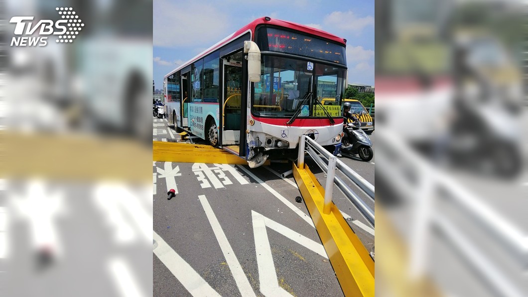 福和橋上自撞施工護欄 力道猛烈鐵柱刺穿公車底部