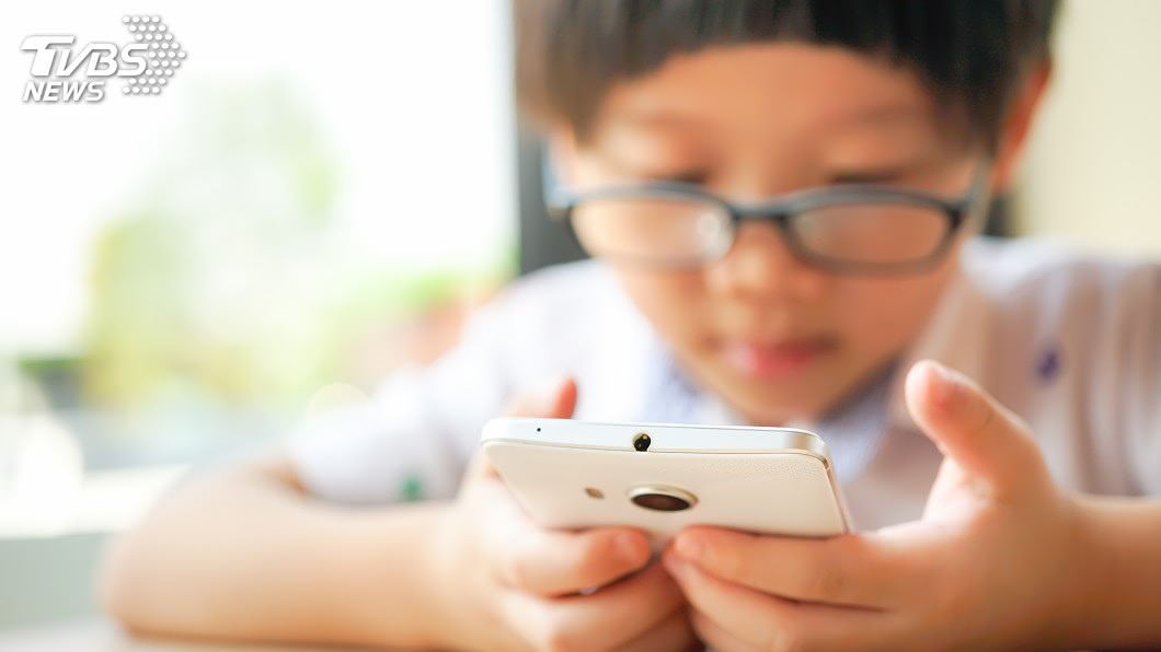 小孩玩手機不聽勸？　網友傳授「治孩妙招」