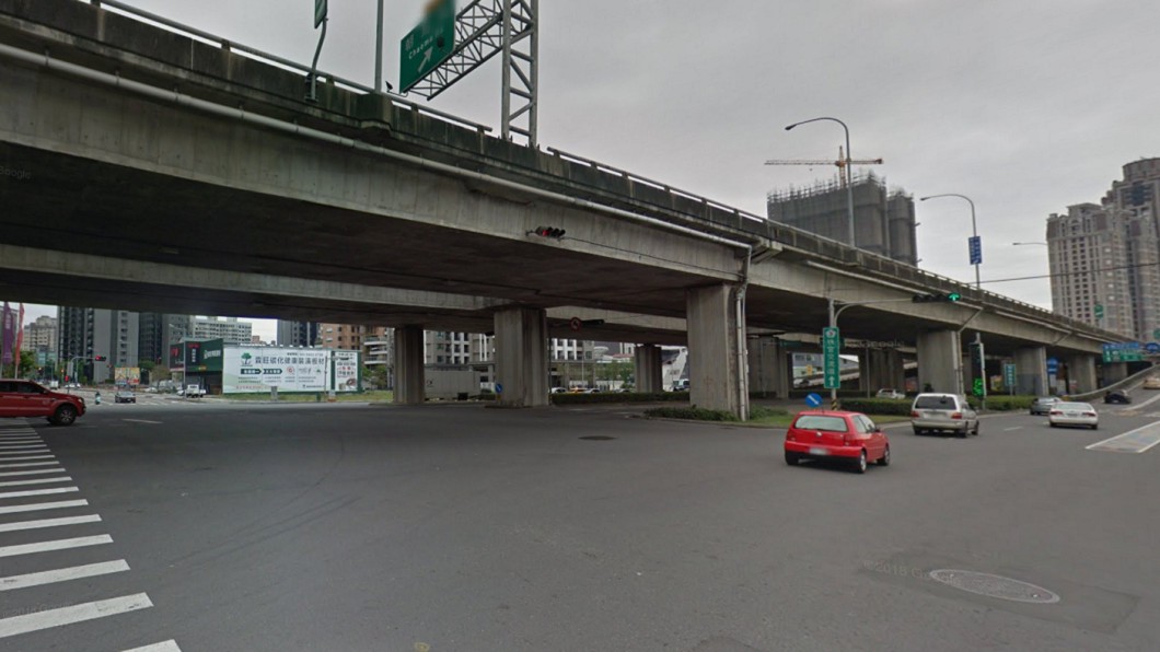 女騎士疑搶快撞砂石車「腦漿噴出」 司機:不知撞到人