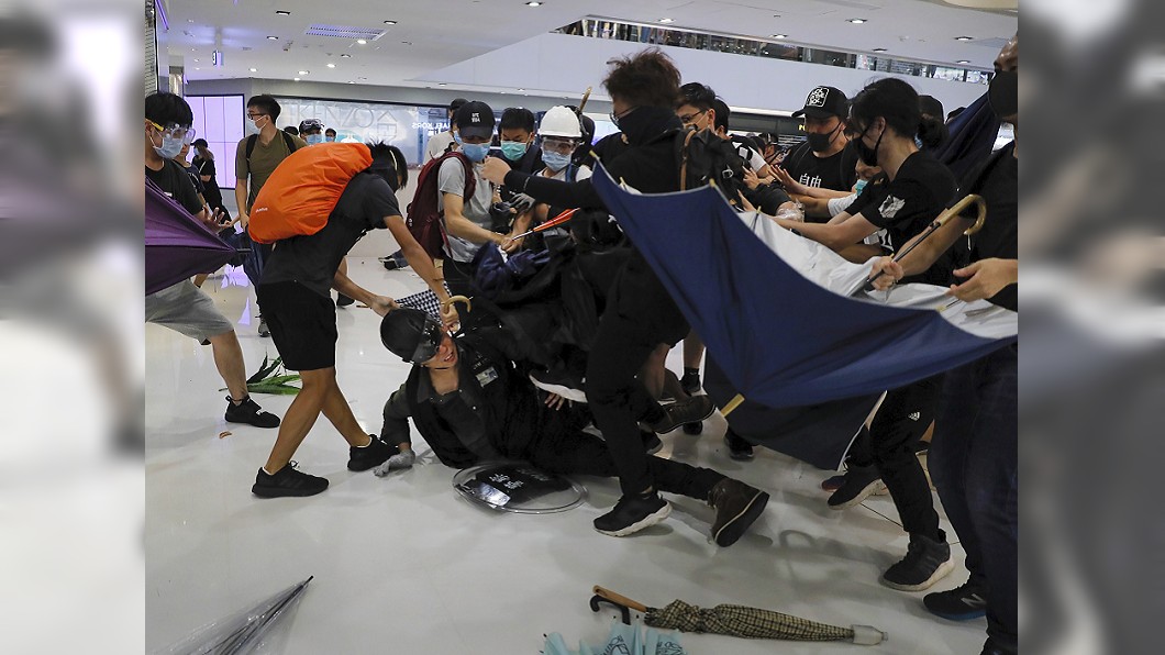 信任感盡失社會撕裂 港沙田商場警民大亂鬥
