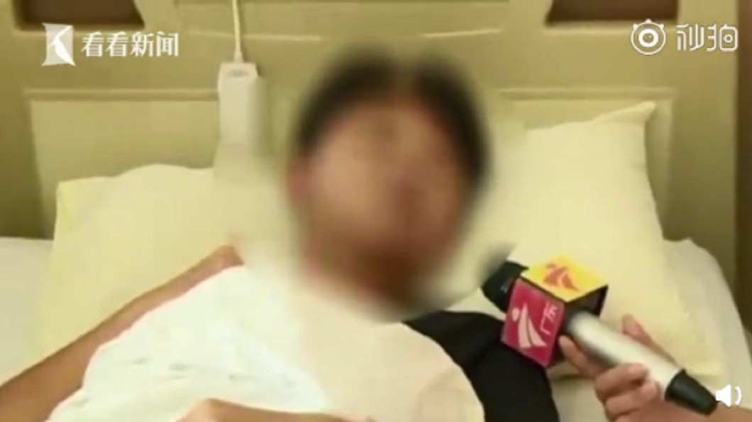 男孩全身受傷、聽力受損。圖/翻攝自微博