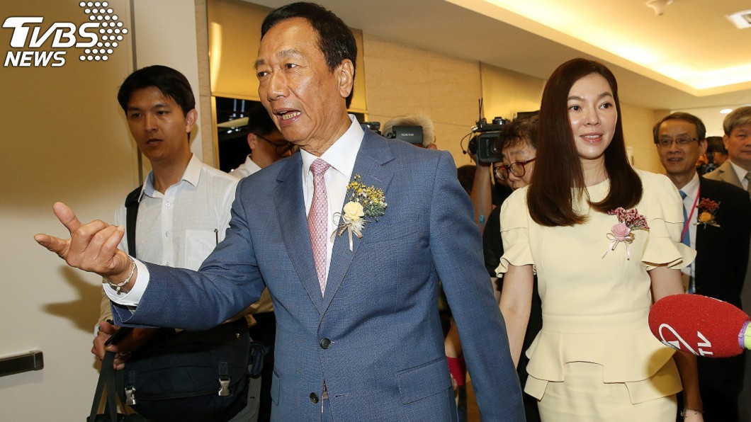 郭董慘輸「夫人笑得燦爛像朵花」!幕僚曝:場面像贏了