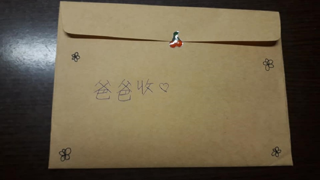 嘆當主管沒時間陪女兒 看完這張生日卡片讓他秒淚崩