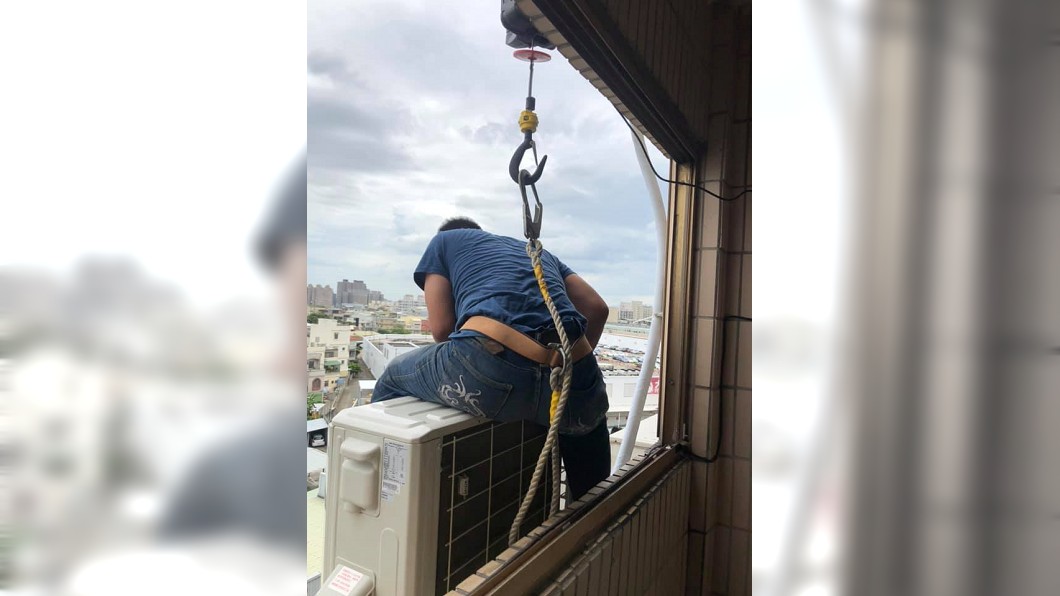 師傅賣命懸空修冷氣 客連環叩「不危險啊」讓她氣炸了