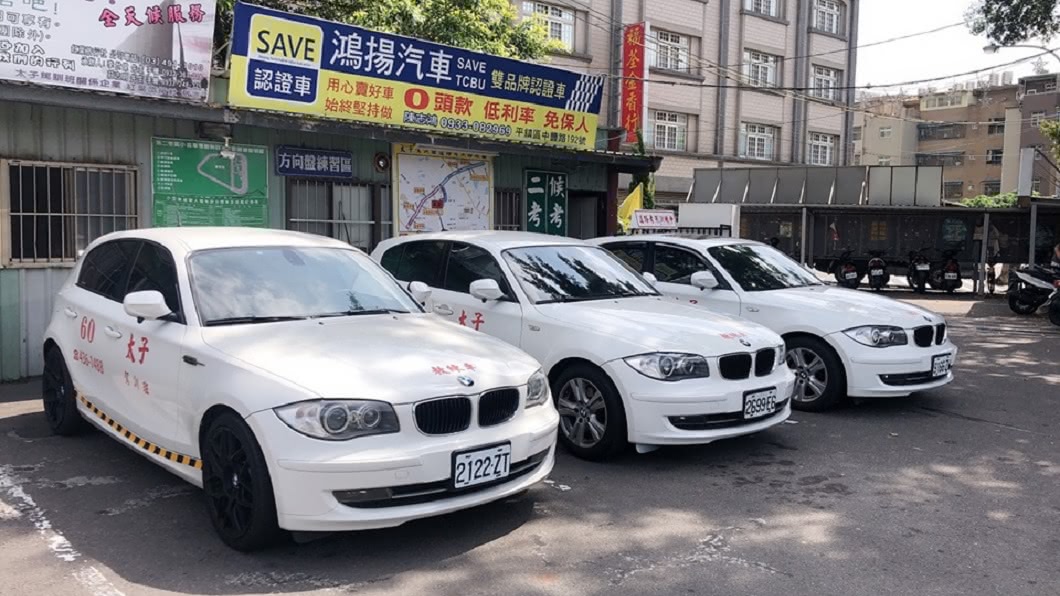 桃園有駕訓班把教練車換成BMW車款，引發許多網友熱烈回應。(圖／翻攝自臉書粉絲團)