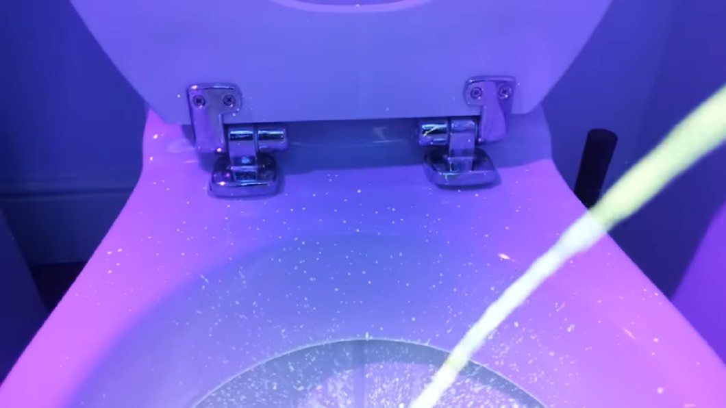 QS Supplies透過紫外線觀察尿液飛濺情況。圖/翻攝自YouTube《QS Supplies》