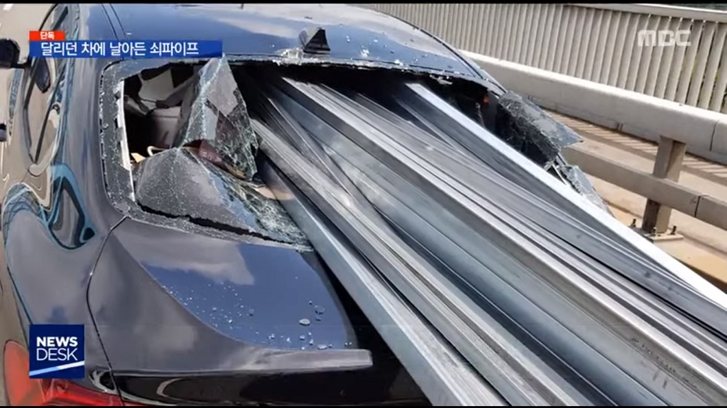 貨車急煞！數十根鋼條射穿轎車　副駕駛座遭爆頭