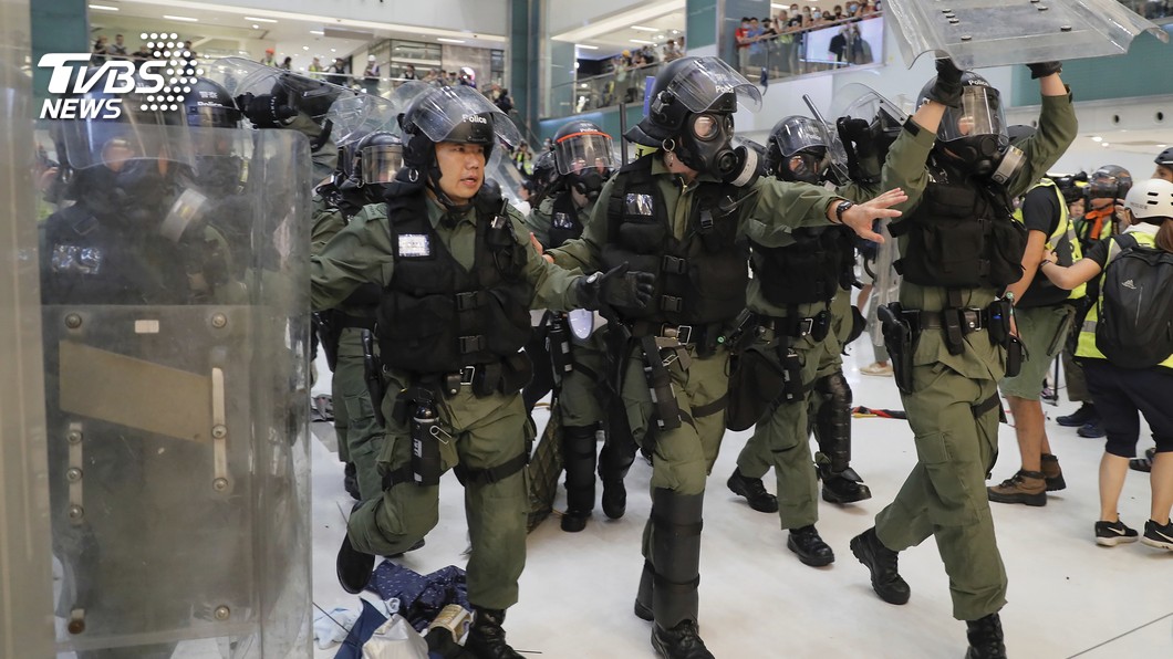 沙田百貨縱容警清場? 數百港人包圍投訴