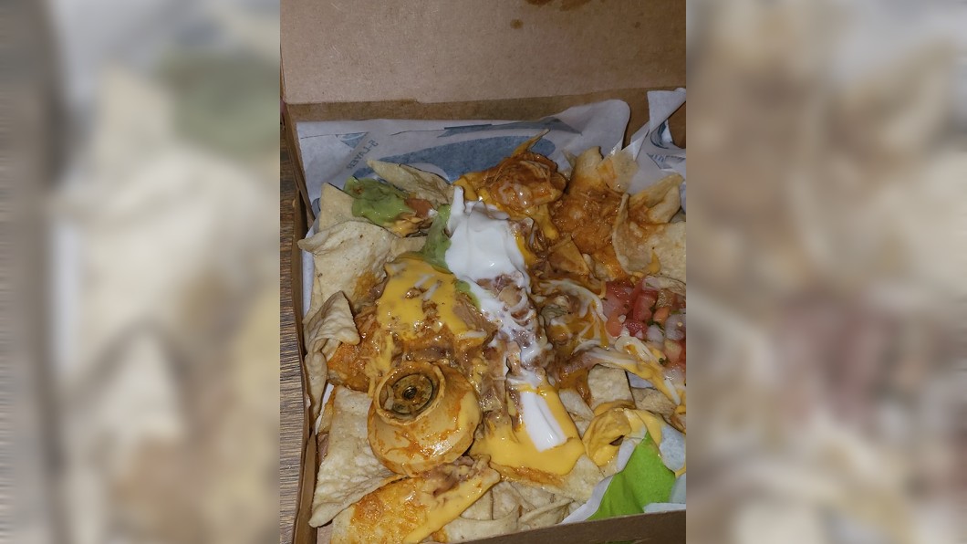 外帶玉米餅準備大吃 女驚見「起司金屬門鎖」食慾全消
