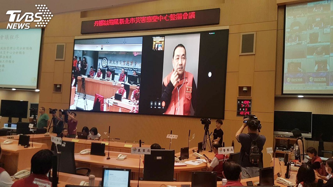 侯友宜海外視訊防颱會議 紅背心上身