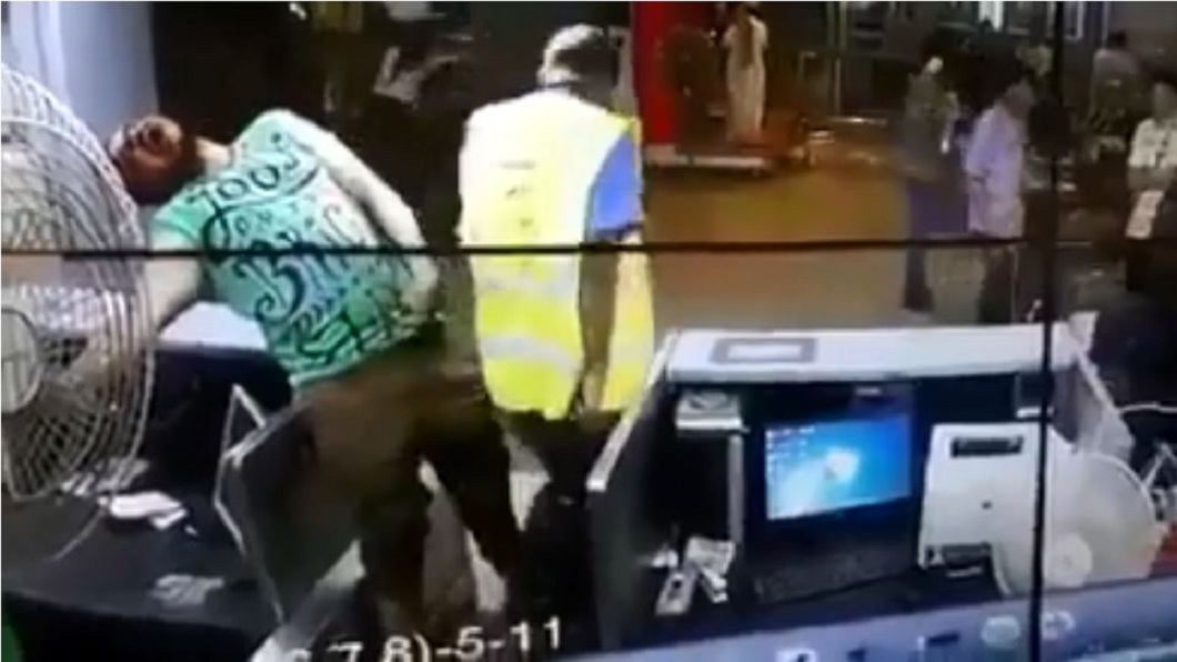 這名員工觸電的當下已經面露猙獰表情,不料一旁的同事沒發現從他身邊離開。(圖/翻攝自YouTube)