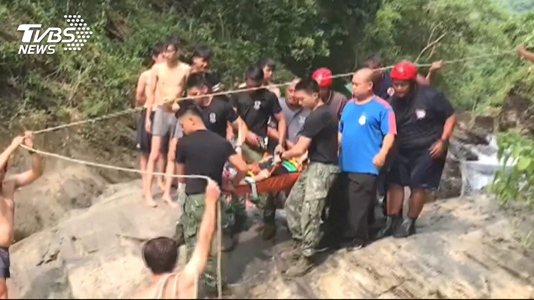 遊客瀑布拍照失足 涼山特勤隊支援救人