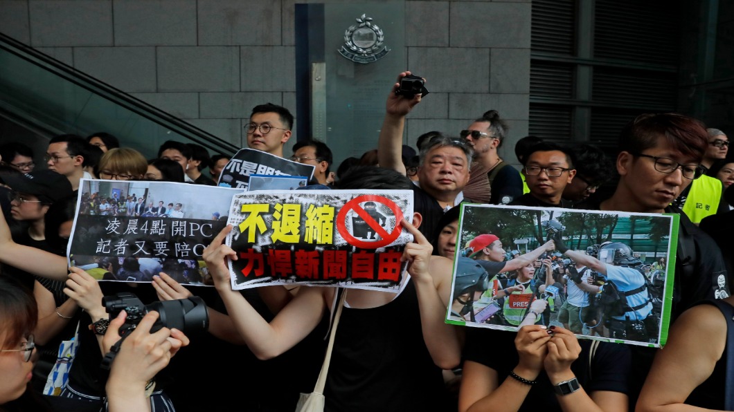 香港書展開幕氣氛迥異 本周末恐遇「反送中」遊行