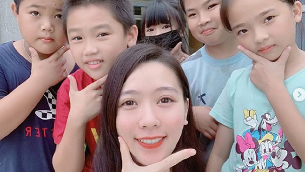超美女教師與學生開心合照。圖/翻攝自劉芳岑IG