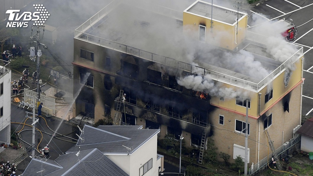 京都動畫遭縱火1死35傷 附近上班族扛梯子救人