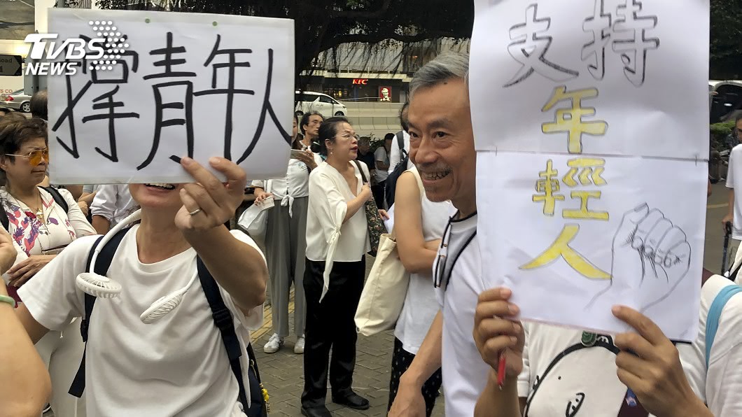 爸媽站出來了! 港銀髮族上街聲援年輕人