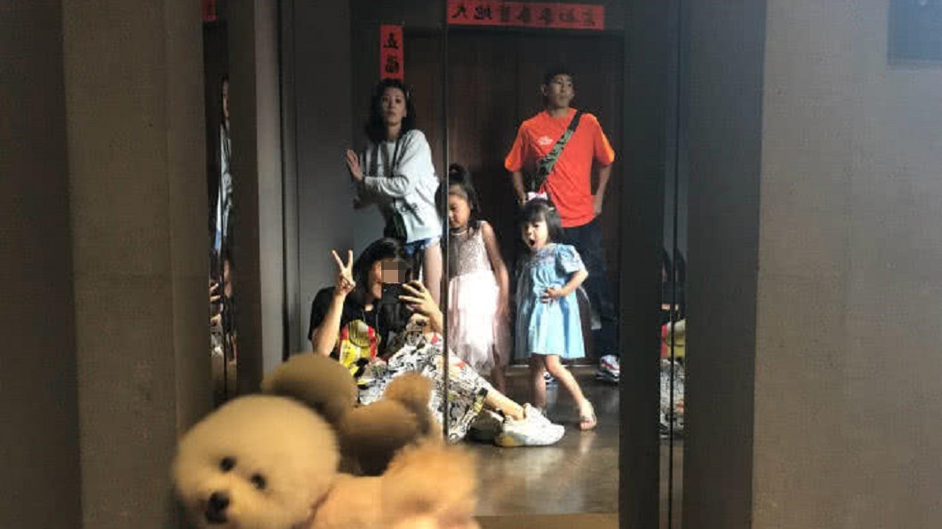 梧桐妹微博首PO文是全家福照片。圖／翻攝自梧桐妹微博