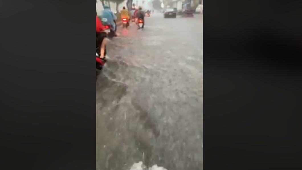 高雄大雨轟炸嚴重淹水 網曝災情:騎車像玩漂漂河
