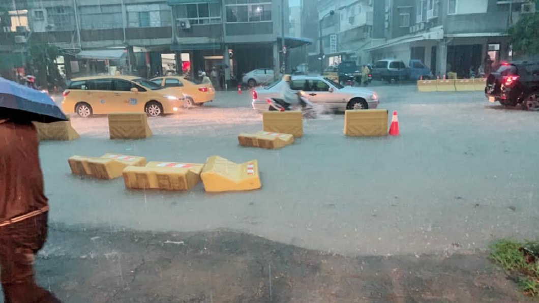 閃電狂飆7萬次!南台灣雨彈轟炸「紫一片」 這晚才會停