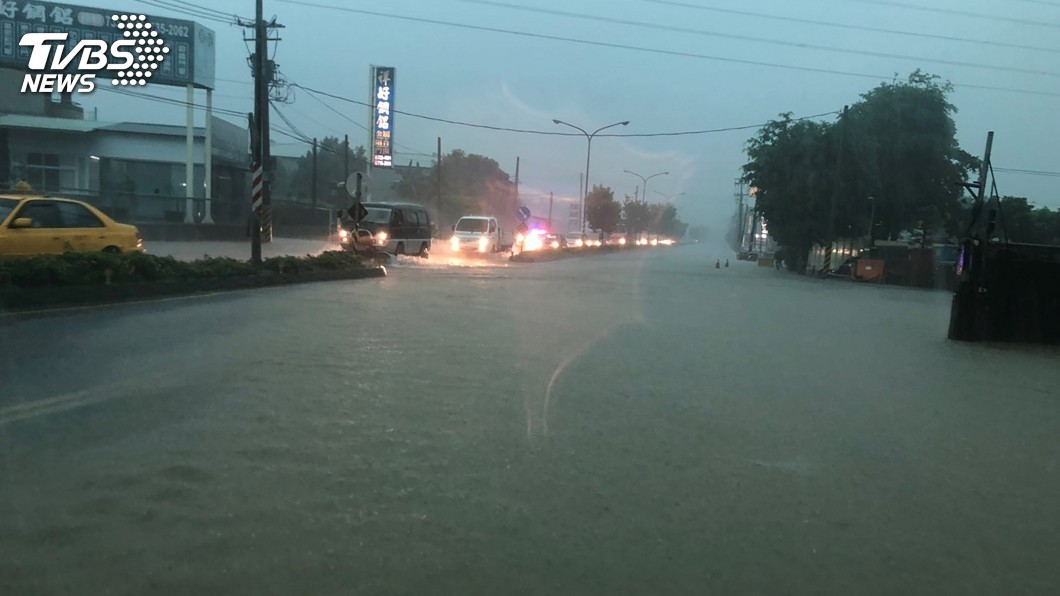 大雷雨炸高雄市 鳥松、神農路積水到小腿肚
