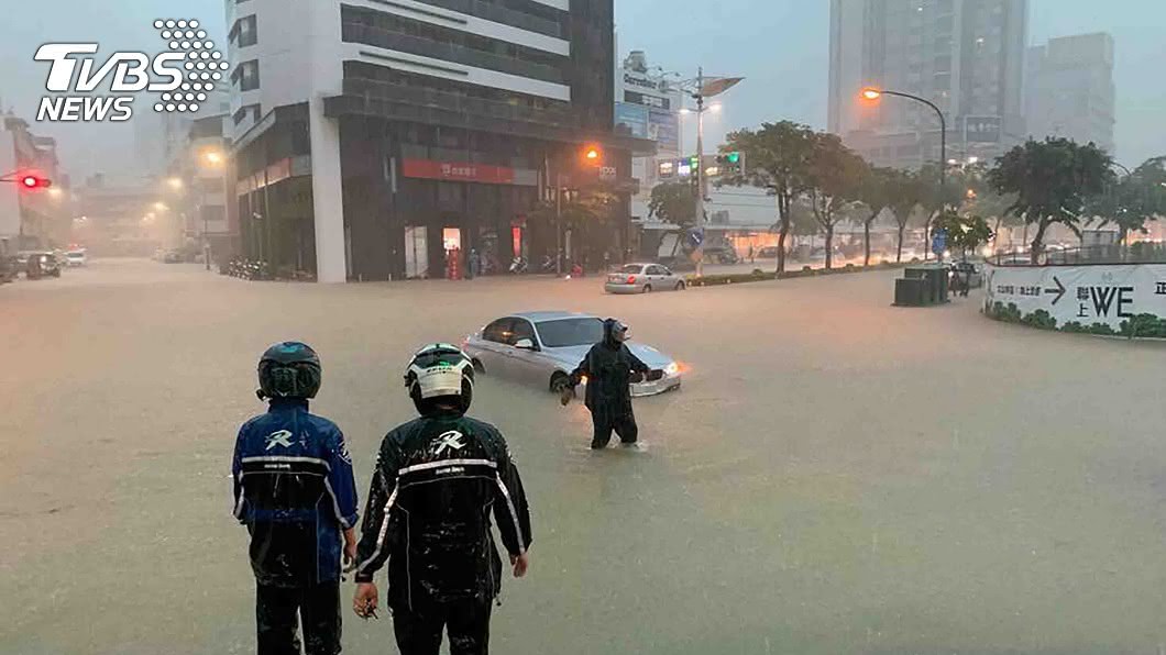 高雄豪雨成災 「黑韓天王」:想幫市長說點話!