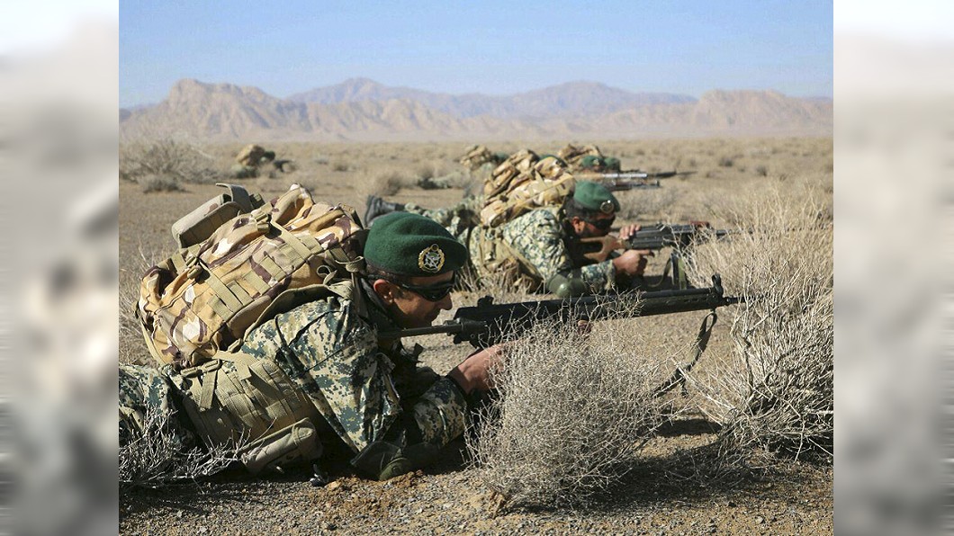 攔截油輪影片曝光! 伊軍乘直升機攀繩登船