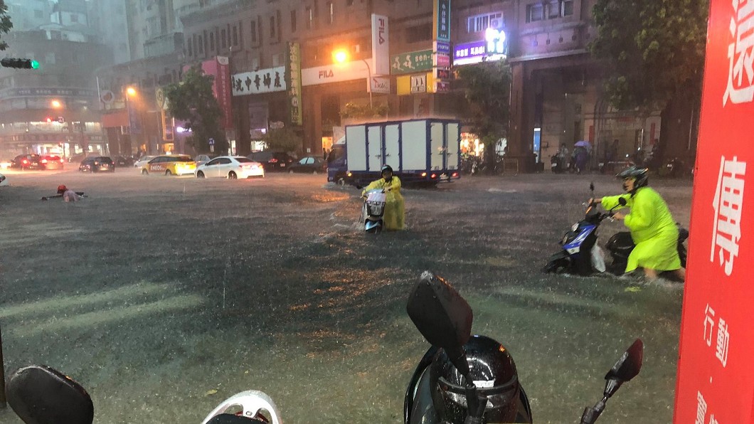 高雄淹水!女友要求開車接送 賓士男硬衝:心好累…