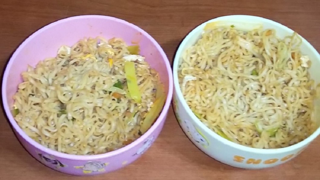 這是蔥燒牛肉泡麵?老爸下廚 2寶拒吃「寧願餓肚子」