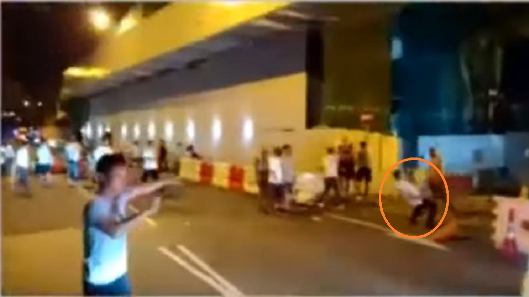 白衣男率眾打人突心臟病發倒地　網傳是港黑幫老大