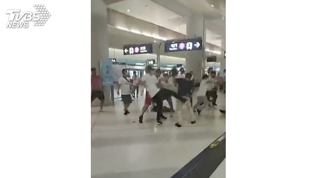 快訊／元朗白衣人暴力襲擊　港警晚間拘捕4嫌