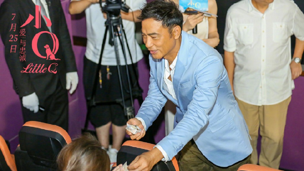 任達華出院了!「右手掛繃帶」比YA謝大眾:我們回家