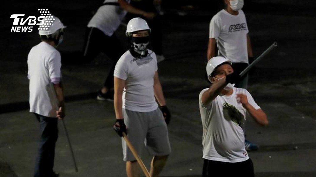 港媒拍到驚人這幕！　港警與白衣人「很麻吉」