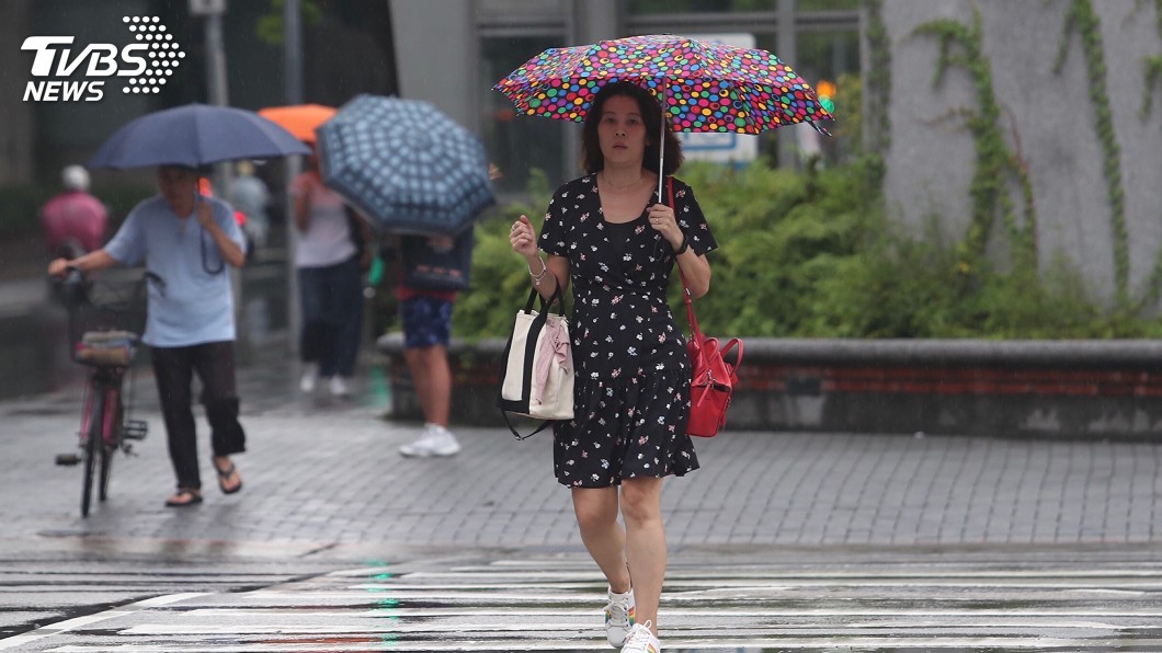 各地悶熱高溫上看35度 防午後雷陣雨