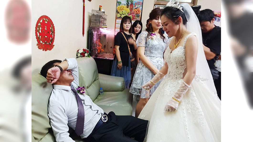前世情人出嫁…鐵漢父沙發崩潰痛哭 照片惹哭4萬人
