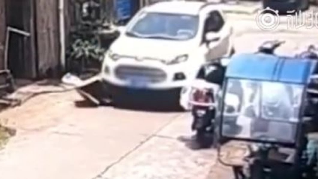 女童鑽進紙箱玩耍　路旁來車直接輾壓