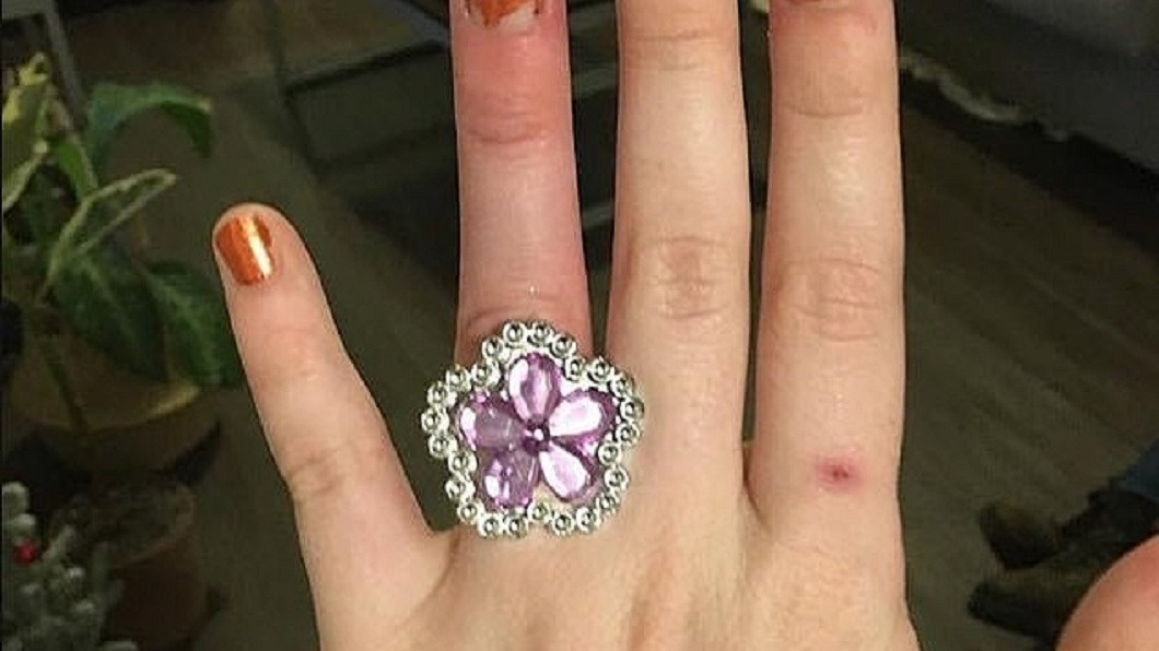 美國一名準新娘分享自己未婚夫向她求婚的鑽戒,還提到對方為了買鑽戒還賣掉房子。(圖/翻攝自推特)