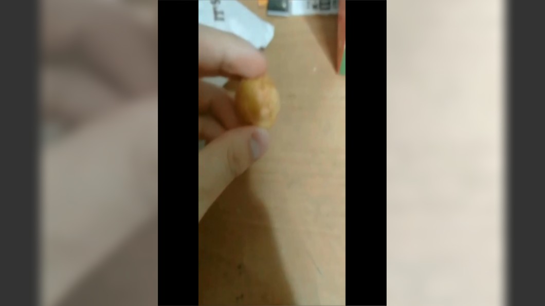 夜市買到「超硬地瓜球」 他怒砸木板竟凹一個洞
