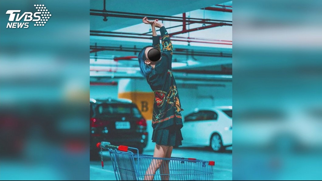 不良示範!為拍美照 她蹲站賣場整排推車
