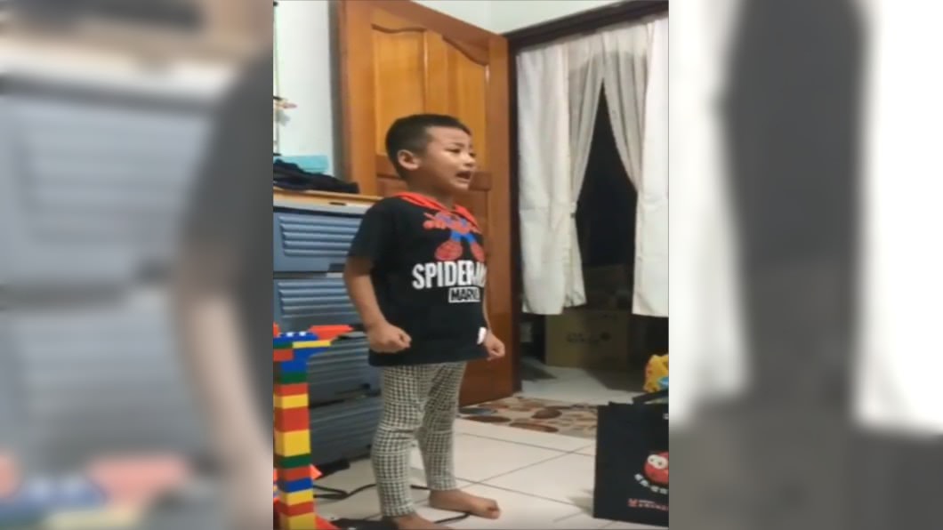 5歲小男孩和媽媽吵架，氣到臉快暴青筋。圖／翻攝自y_h_159 Instagram
