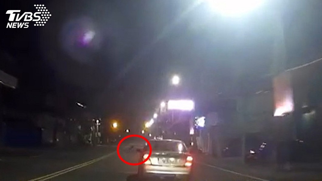 2警追可疑車失控自撞　衝撞力道大警車車頭全毀