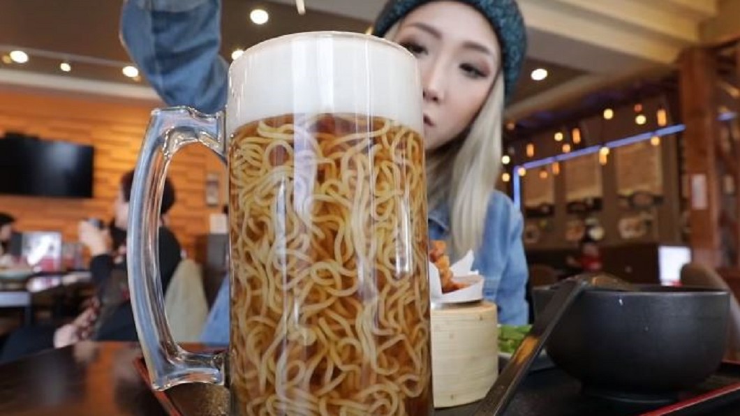溫哥華「啤酒拉麵」吸睛 炎炎夏日一杯就消暑