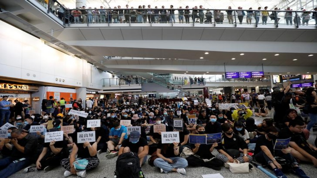 機場集會宣傳「反送中」週六.日遊行 元朗肅殺