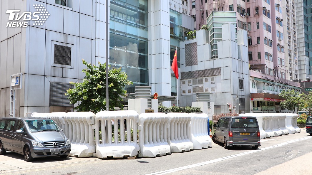 香港中聯辦架設大型水馬 嚴防再受衝擊