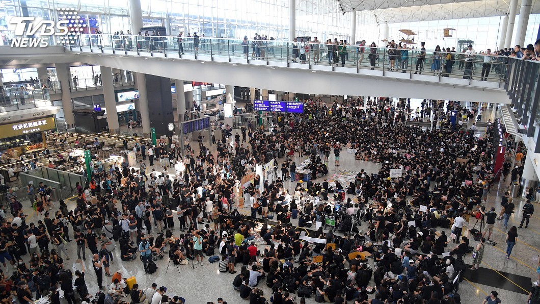 香港機場反送中集會 籲撤回修訂逃犯條例