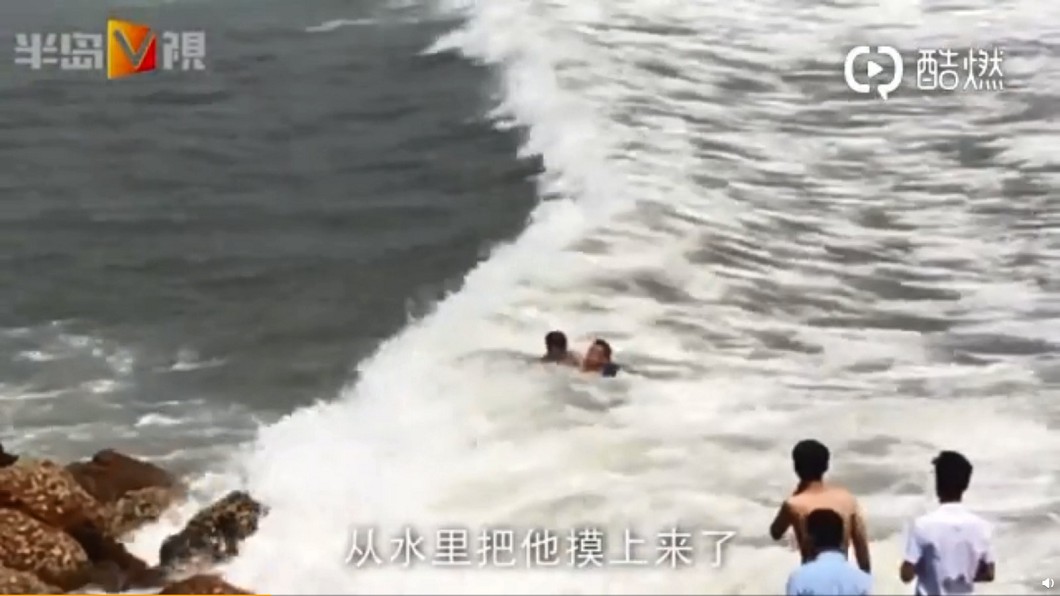勇!巨浪捲4人入海 他流著血「1個1個救上岸」